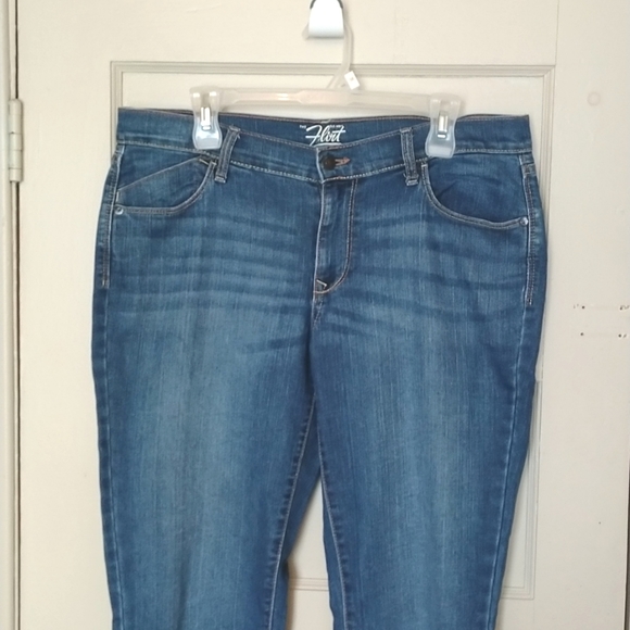 3/$30💜 GUC Old Navy 'The Flirt' Size 12 Tall Medium Wash Jeans - Picture 1 of 9